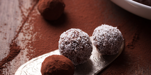 Proteiinijauheesta valmistetut suklaapallot