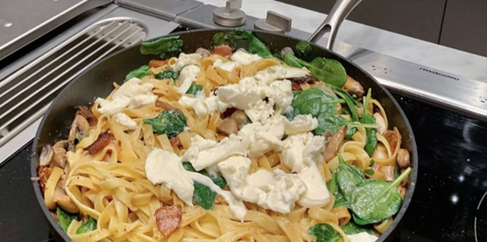 Mozzarellapasta pekonilla ja pinaatilla!