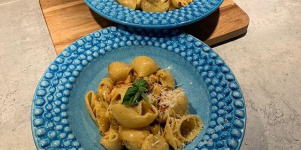 Kermainen pestopasta halloumilla ja parsalla