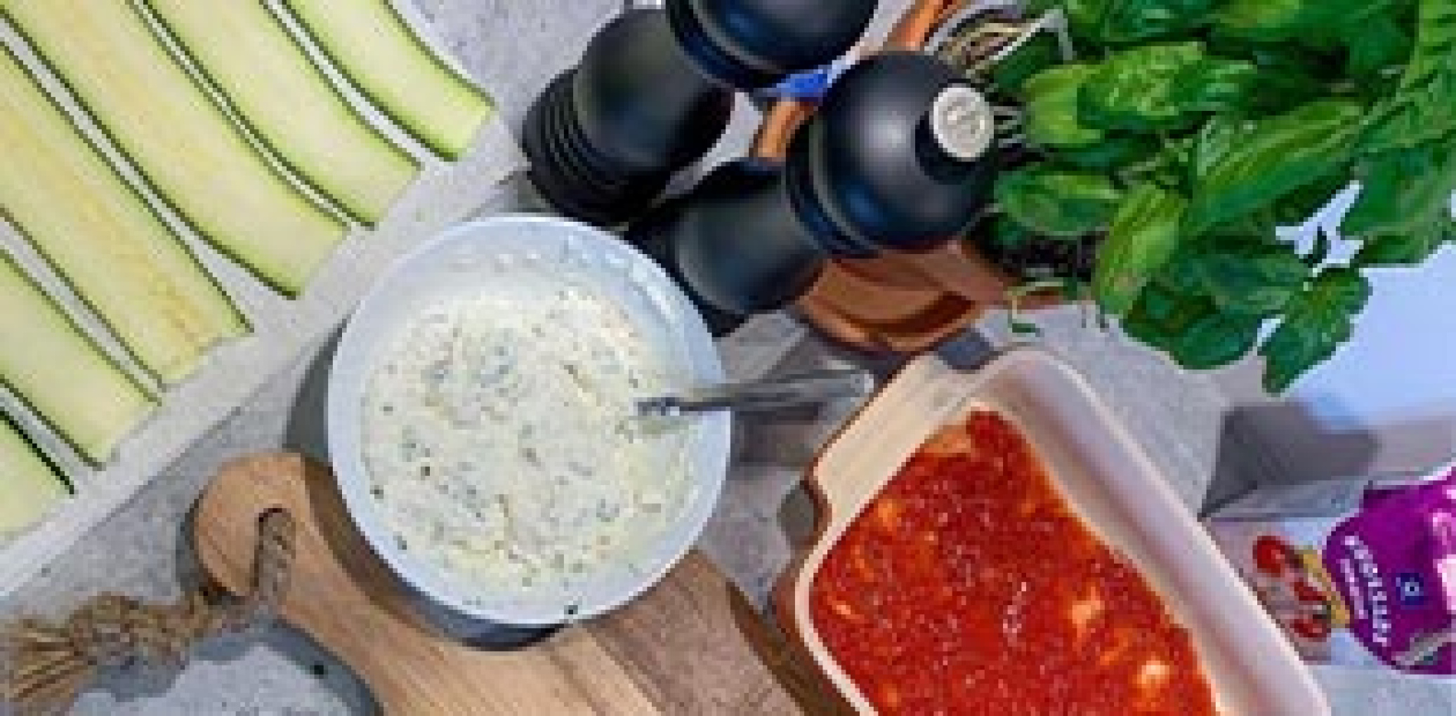 Kesäkurpitsanyytit ricottajuustolla ja tomaattikastikkeella